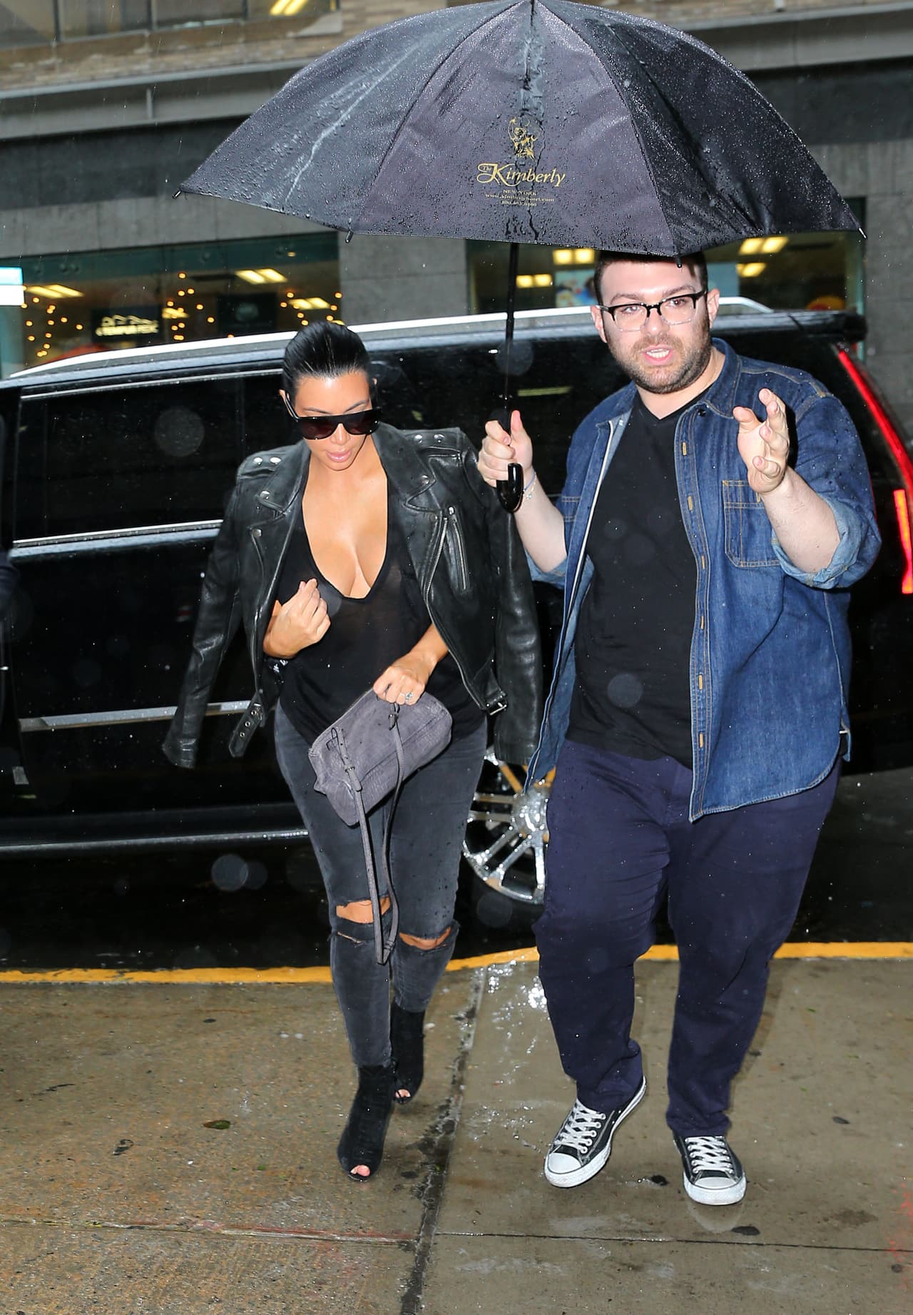 Kim lució su escotazo.