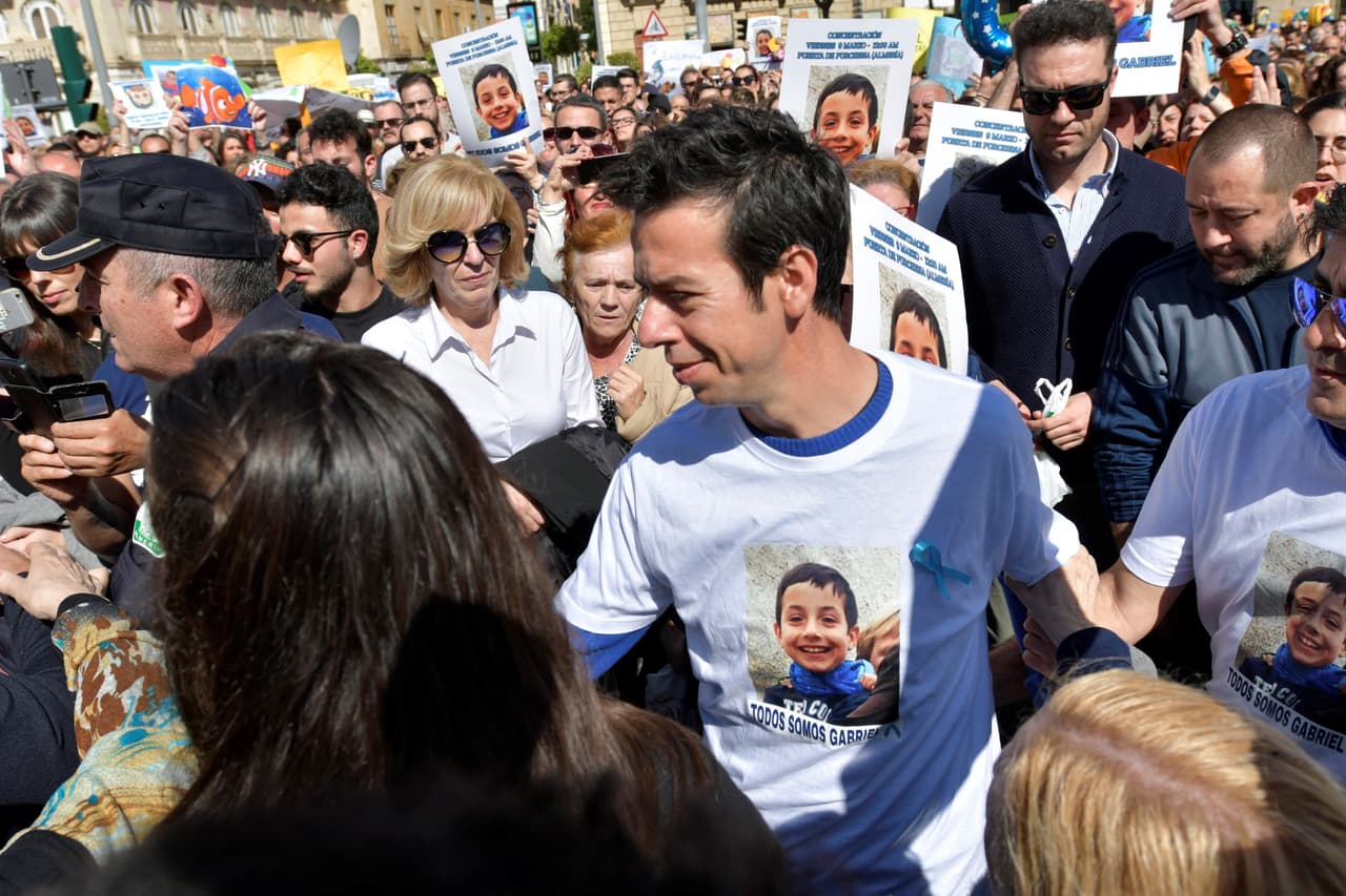 <b>Voluntarios y carteles de búsqueda. </b>Ángel Cruz, el padre de Gabriel, recibe el apoyo de vecinos en las calles de Almería. Antes de encontrar el cadáver,
<b><a href="https://www.univision.com/noticias/hallan-muerto-un-nino-en-el-maletero-de-un-auto-en-un-crimen-que-conmociona-a-espana?">cientos de voluntarios del resto del país</a></b> viajaron hasta la provincia sureña para participar en la búsqueda del menor.