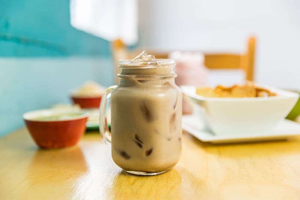 <b>Buenos Días Café</b>
<br>
<b>Dirección</b>: 680 Murphy Ave SW, Ste 4158. Atlanta, GA
<br>
<b>Teléfono</b>: 404) 584-0444
<br>
<b><a href="https://www.yelp.com/map/buenos-dias-cafe-atlanta-4">Cómo llegar</a></b>
<br>
<br>Café local que ofrece variedades de bebidas y platillos salvadoreños y de otras partes de Latinoamérica.