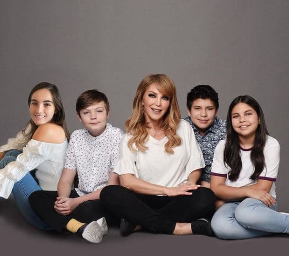 <b>Laura Flores</b>
<br>Ella es madre de 4 hijos, pero su camino hacia la maternidad no fue nada sencillo.