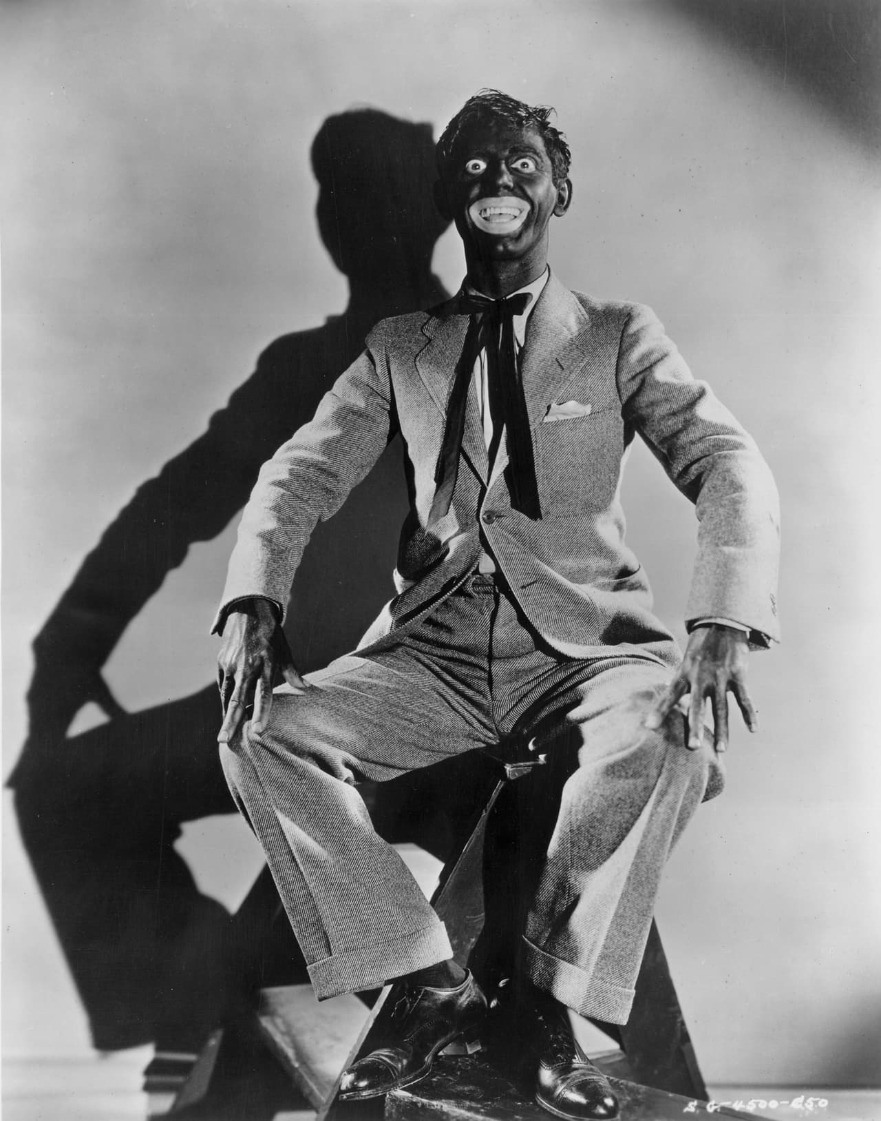 Los shows que incluían blackface tienen una enorme relevancia histórica. El entretenimiento minstrelsy fue el "primer entretenimiento nacional de EEUU (en lugar de simplemente regional)", explica 
<a href="https://music.columbia.edu/bios/kevin-fellezs" target="_blank">Kevin Fellezs</a>, profesor de Música y Estudios Afroamericanos en la Universidad de Columbia, a Univision Noticias. Los shows de 
<i>Minstrelsy</i> tuvieron una larga vida comenzando en la década de 1830 y hasta la década de 1960.