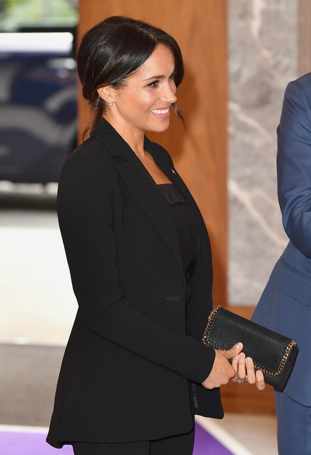 Como accesorios, Meghan eligió el 
<a href="https://shop.nordstrom.com/s/stella-mccartney-falabella-shaggy-deer-faux-leather-crossbody-bag/3302401"><u>bolso </u></a>(que no le habíamos visto antes) Falabella en piel sintética con brillos de Stella McCartney con contorno y correa de cadena dorada ($875.00) y pumps negros de gamuza.