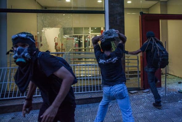 Un grupo de manifestantes intentó invadir el estadio.