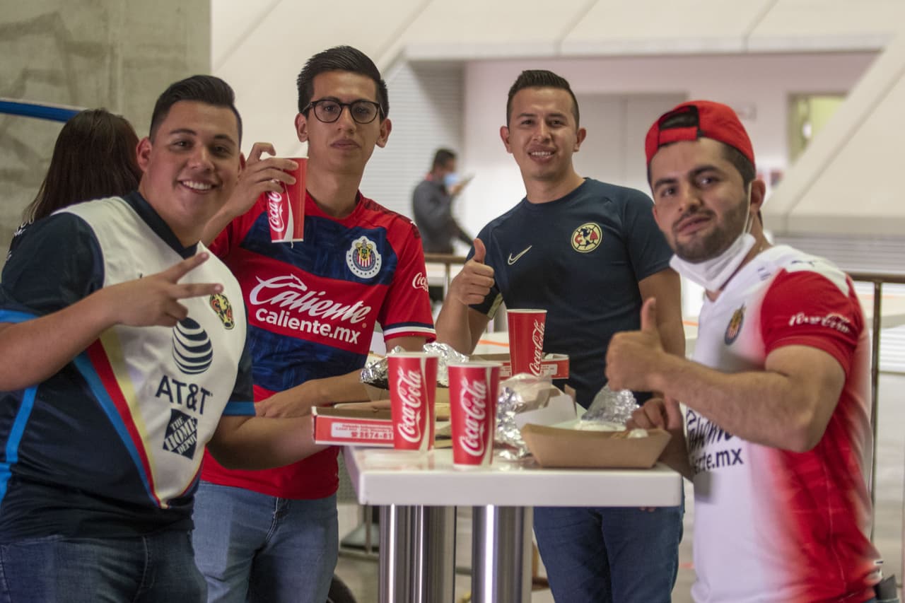 Los afortunados aficionados que consiguieron boleto para el partido más esperado de la temporada regular, comienzan a tomar sus lugares en el Estadio Akron a minutos del pitazo inicial.