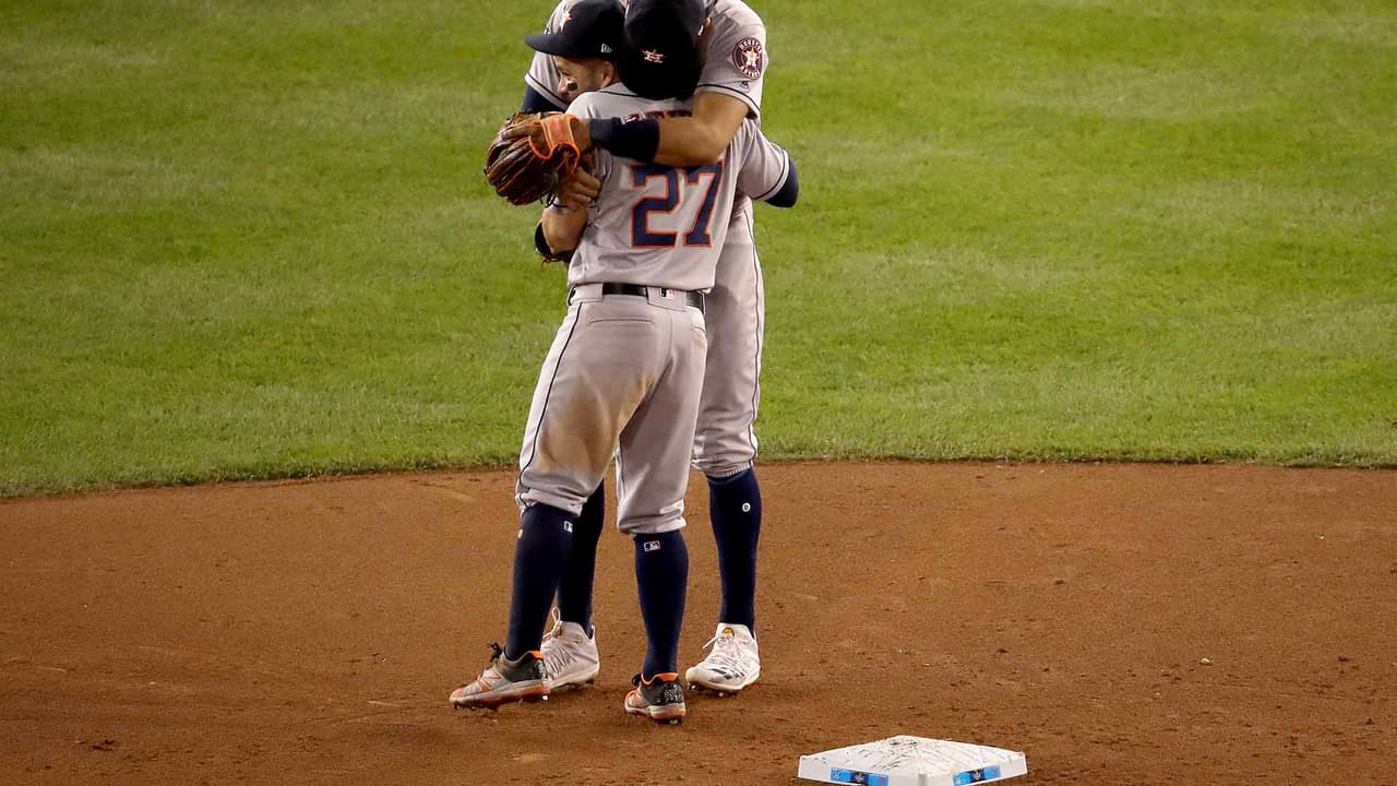 El abrazo de unos compañeros y amigos. José Altuve y Carlos Correa celebran la victoria del quinto juego por 7-1 ante Nacionales y ahora vuelven al Minute Maid Park para intentar llevarse el trofeo.