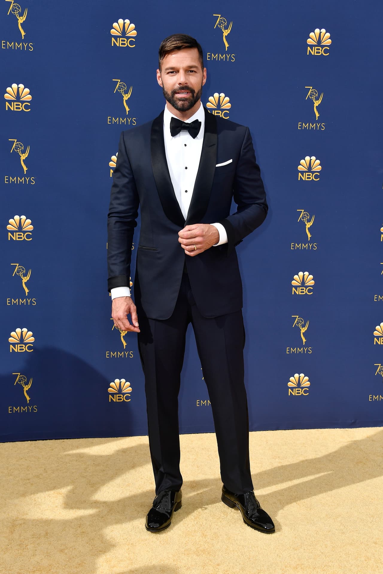 Ricky Martin, quien estuvo nominado como Mejor Actor de Reparto en una Miniserie o Película para Televisión por su participación como Antonio D’Amico en ‘El asesinato de Gianni Versace’, llegó a la ceremonia con un elegante traje negro. 
<br>