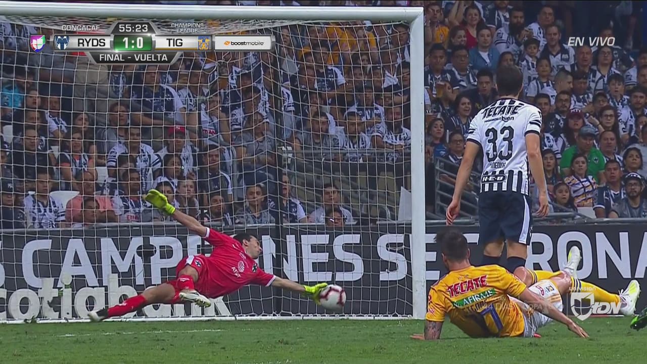 Inmenso Barovero salva a Rayados tras remate de Gignac