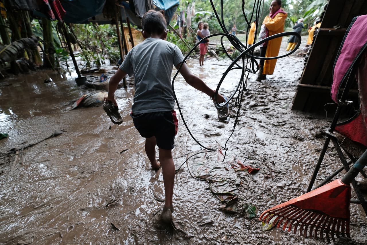 Residentes de Bordo de Lancetilla, Honduras, intentan reparar sus casas de la inundación causada por Eta. El huracán arrancó árboles y techos en Honduras y Nicaragua.