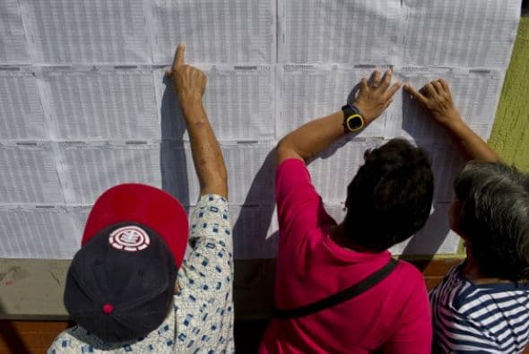 Al menos 559,952 de los electores afincados fuera de Colombia pudieron comenzar a votar el pasado lunes en 1,890 mesas distribuidas en 217 puestos de los consulados de 64 países del mundo.