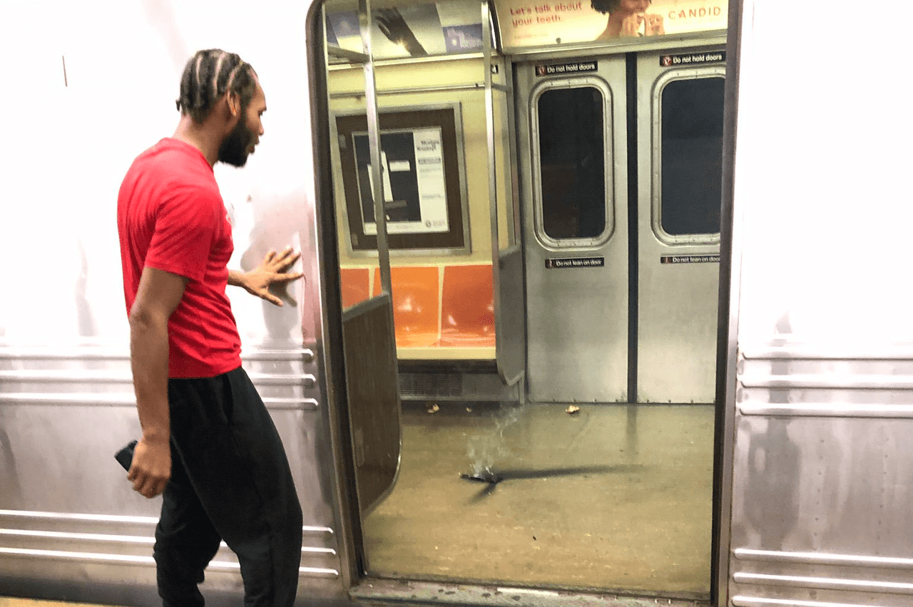 Pánico en el subway al incendiarse teléfono celular de un pasajero