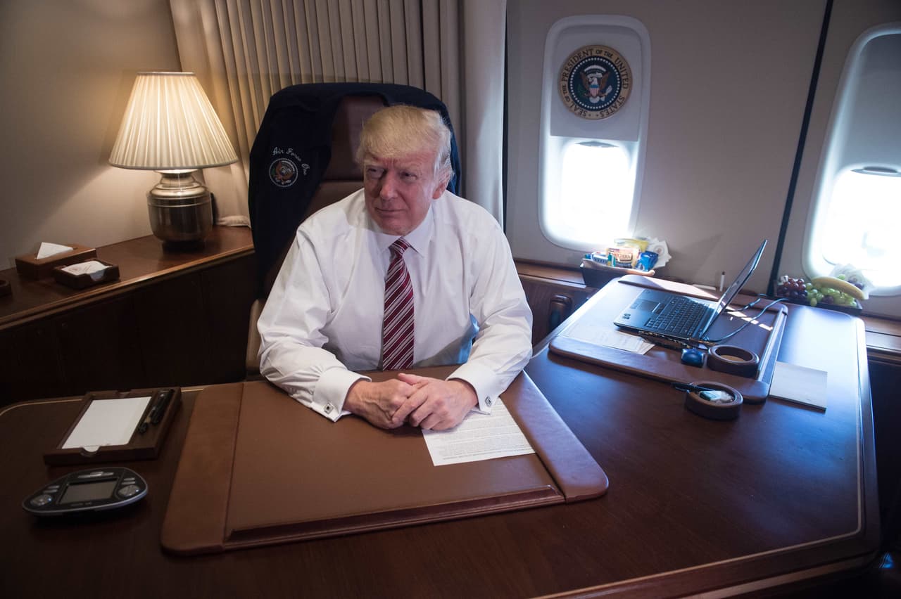 Parte del despacho presidencial que Donald Trump tiene a su disposición a bordo del Air Force One, con un estilo quizás menos ostentoso de lo que caracterizó siempre la vida del magnate.