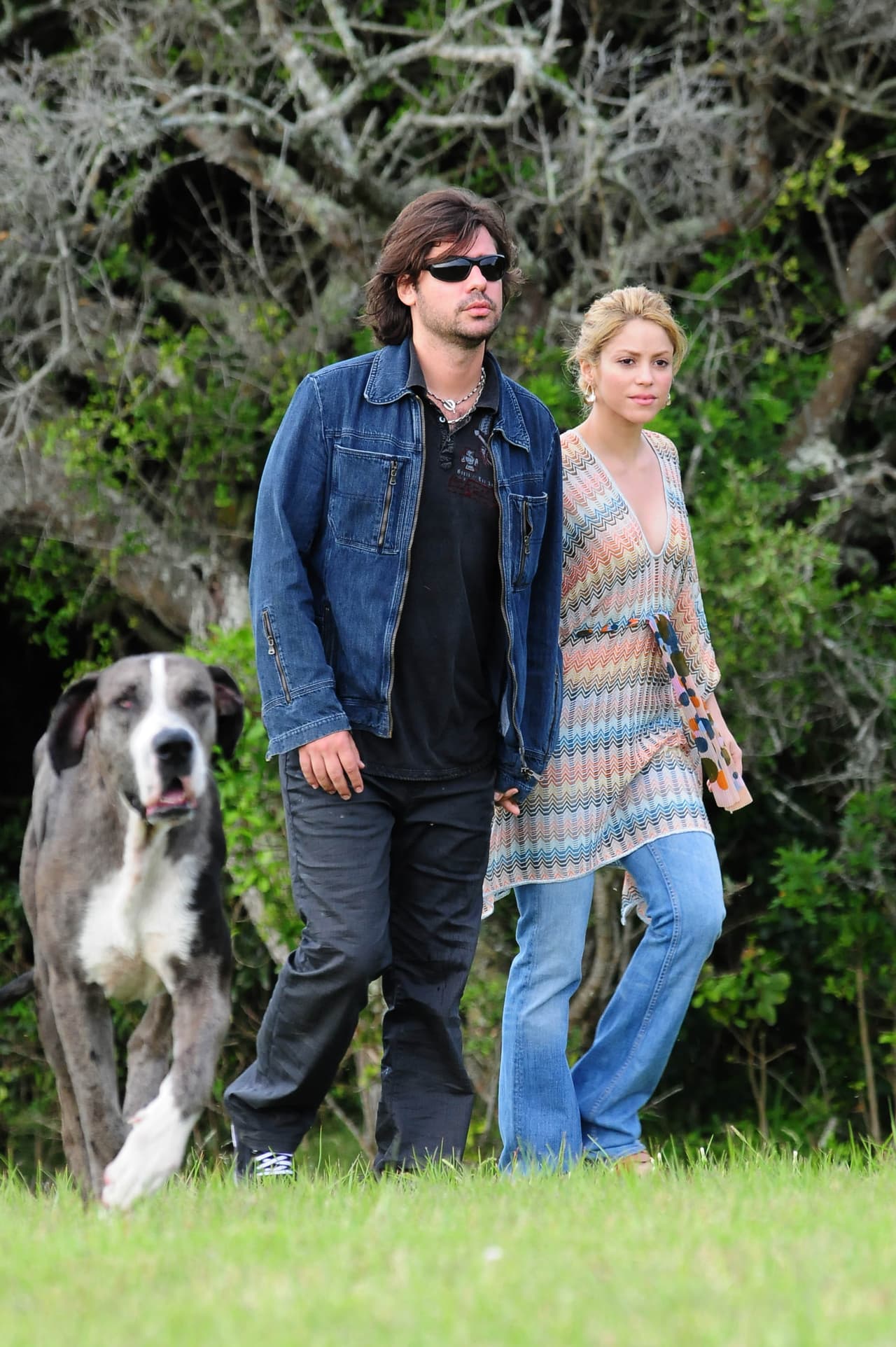 La revista Quién reportó que tras su ruptura, él afirmó que la cantante no había cumplido su acuerdo de pagarle el 18% de las ganancias obtenidas por la artista mientras él fue su socio.