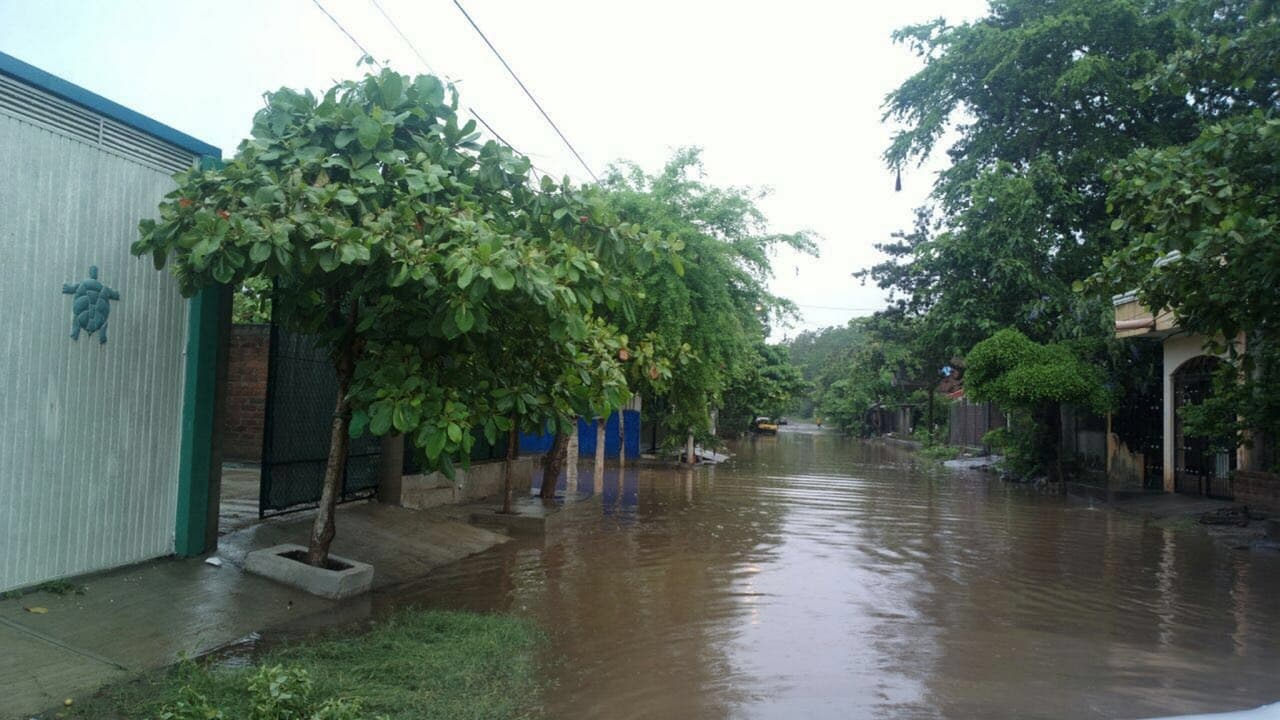 Javier se debilita a depresión tropical frente a las costas mexicanas