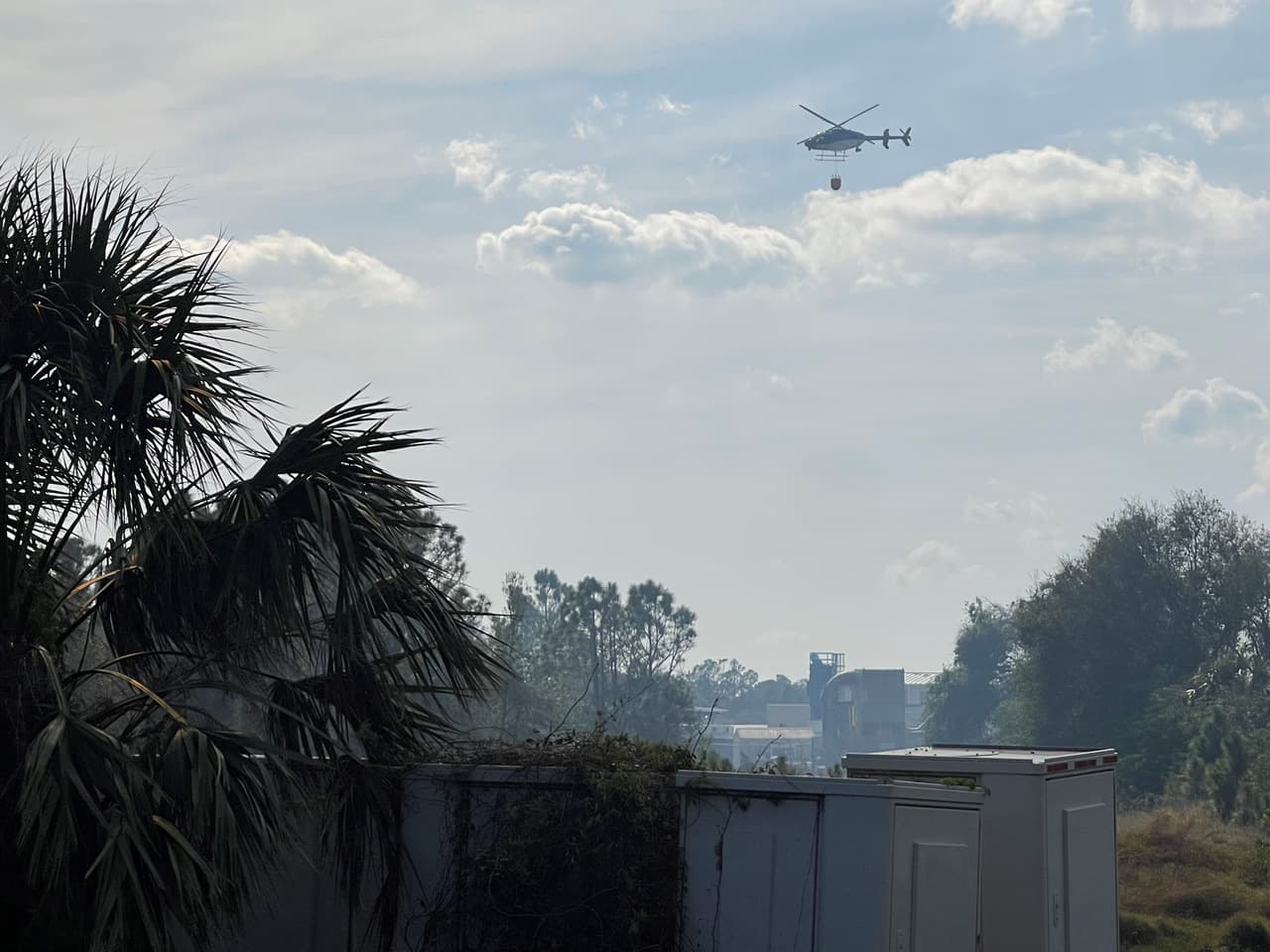 A las 4:43 p.m. las autoridades actualizaron que los niños evacuados fueron reubicados en el Centro Comunitario Morgan Family, ubicado en la 6207 W. Price Blvd. para ser reunificados con sus familiares.