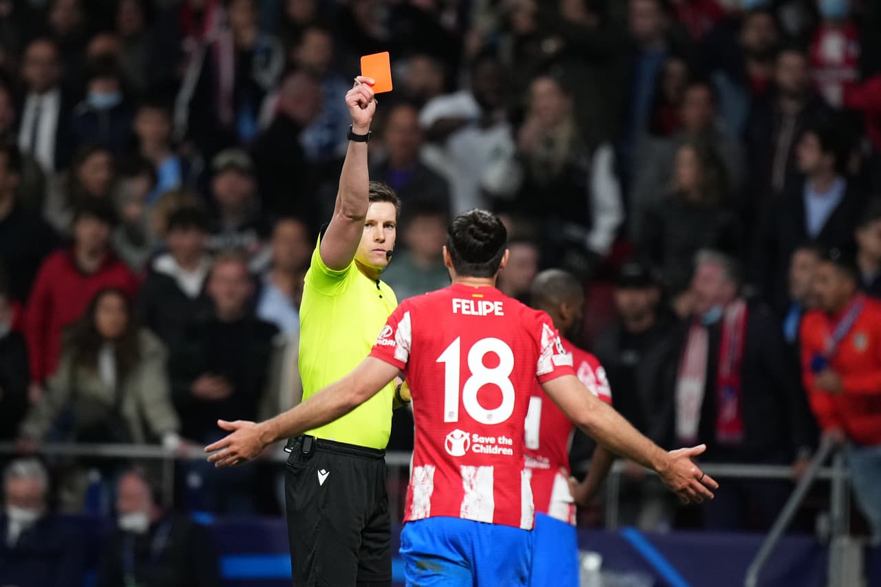 MADRID, SPAIN - APRIL 13: Referee Daniel Siebert gives Felipe of Atletico Madrid a red card during the UEFA Champions League Quarter Final Leg Two match between Atletico Madrid and Manchester City at Wanda Metropolitano on April 13, 2022 in Madrid, Spain. (Photo by Angel Martinez/Getty Images)