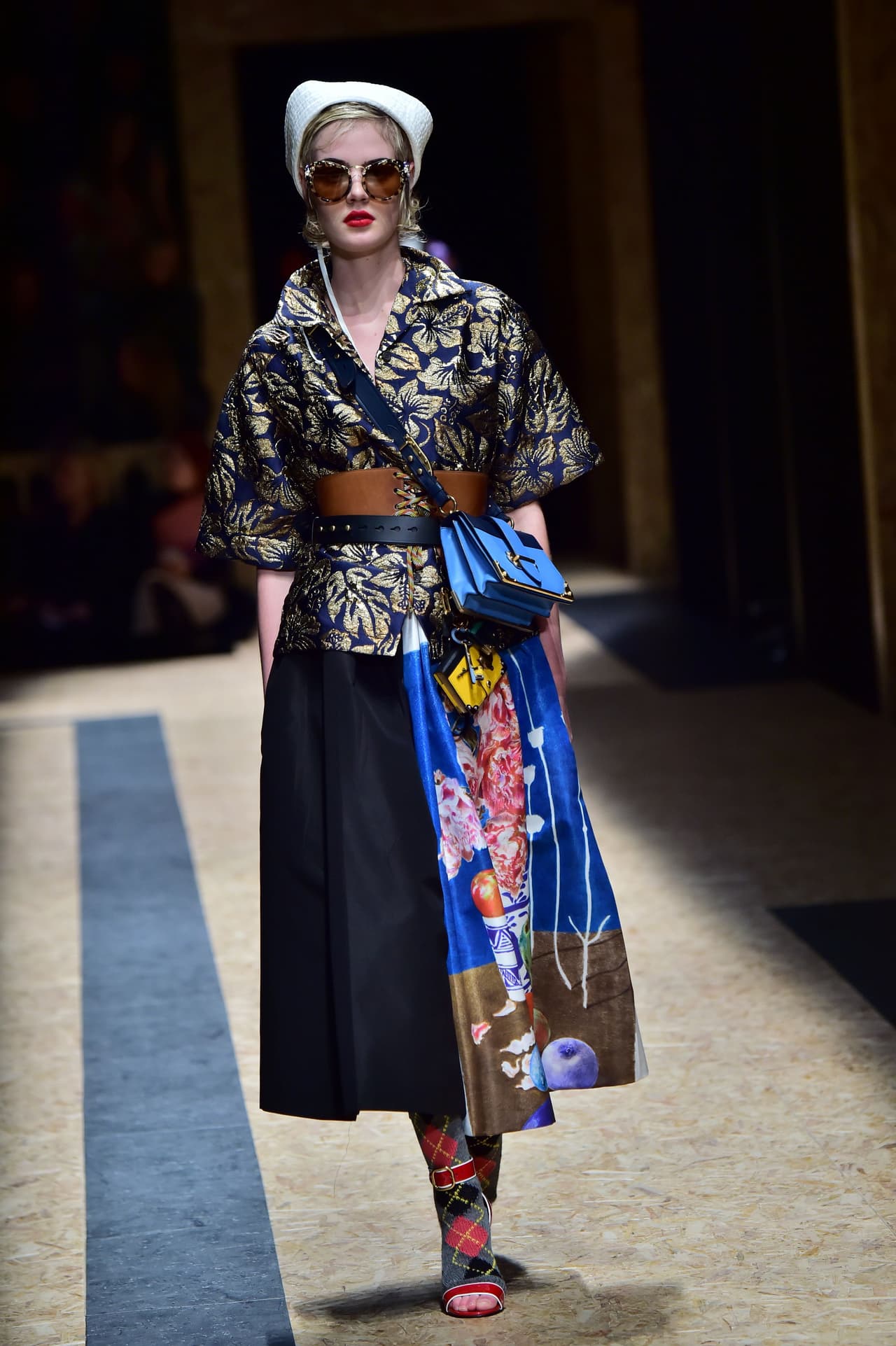 Aunque durante múltiples ocasiones las mujeres intentaron liberarse de esa prenda incómoda que les domaba la panza y las hacía, literalmente, entrar en cintura, fue solo hasta el Siglo XX, en los años 20 con revolucionarias como Coco Chanel que esa pieza se desterró del armario femenino. Su regreso como prenda visible que ajusta varias capas de ropa y telas es la nueva versión de la casa italiana.