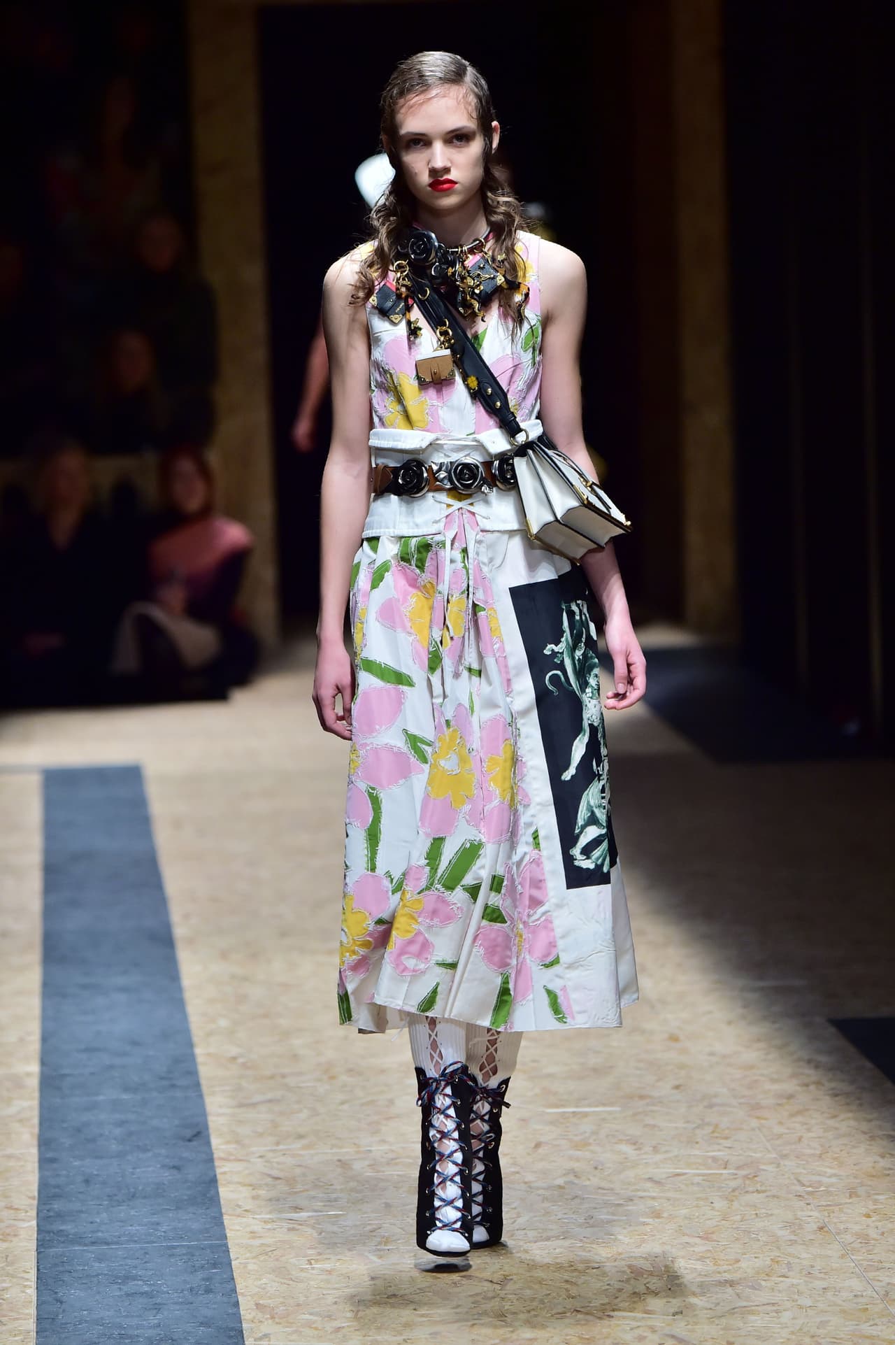 La declaración de la marca italiana es en conclusión una: más que de tu vestido, cuida de ponerte encima cuantos accesorios puedas, maxi collares, carrieles de cuero, botines de amarrar y, no olvides, tu corsé exterior.