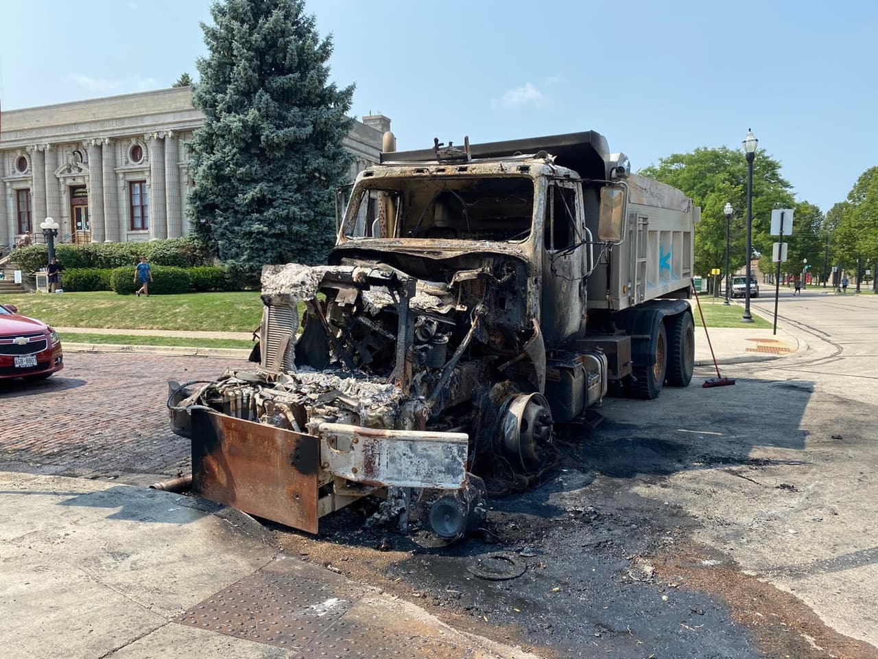 En Chicago, donde recientemente se han vivido protestas y saqueos, también hubo algunas reacciones de funcionarios municipales. La alcaldesa Lori Lightfoot dijo que estaba profundamente perturbada tras ver el video que capta parte del incidente. Insto a las autoridades civiles y penales a realizar una investigación inmediata y exhaustiva del tiroteo.