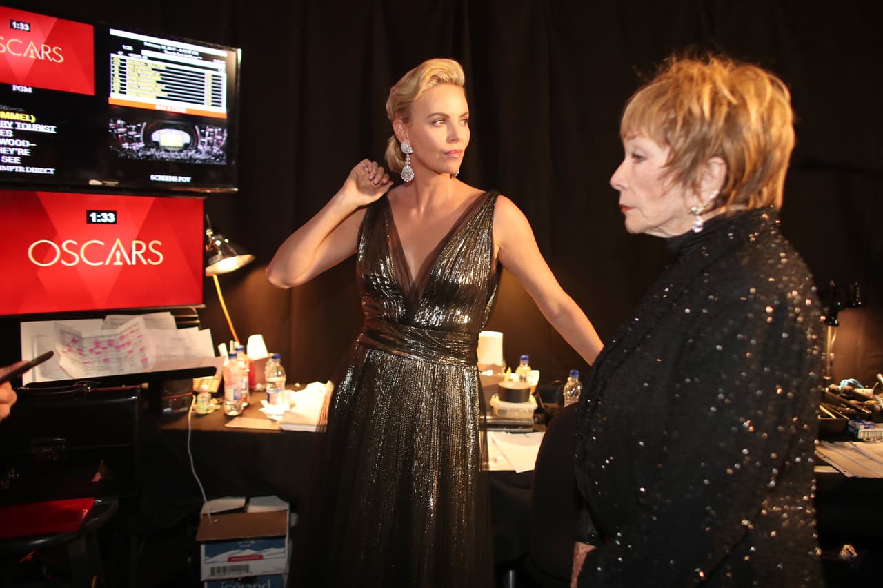 Entre Charlize Theron y Shirley McClaine no parecería haber mucha química.