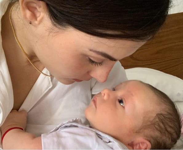 Vega destacó la importancia de la decisión de convertirte en padre o madre porque "
<b>las prioridades cambian</b>" e incluso desde que es mamá, ya no acepta cualquier papel.