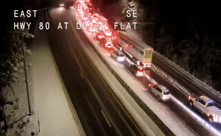 La Patrulla de Caminos le está advirtiendo a los conductores que eviten en la medida de lo posible viajar hacia la zona de Lake Tahoe a través de la carretera I-80.
