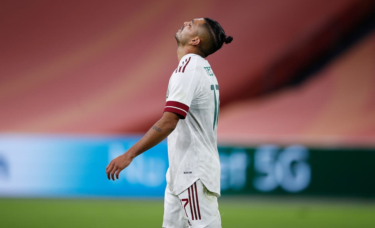 Tecatito la vuelve a tener, se lleva tres jugadores pero tira al portero