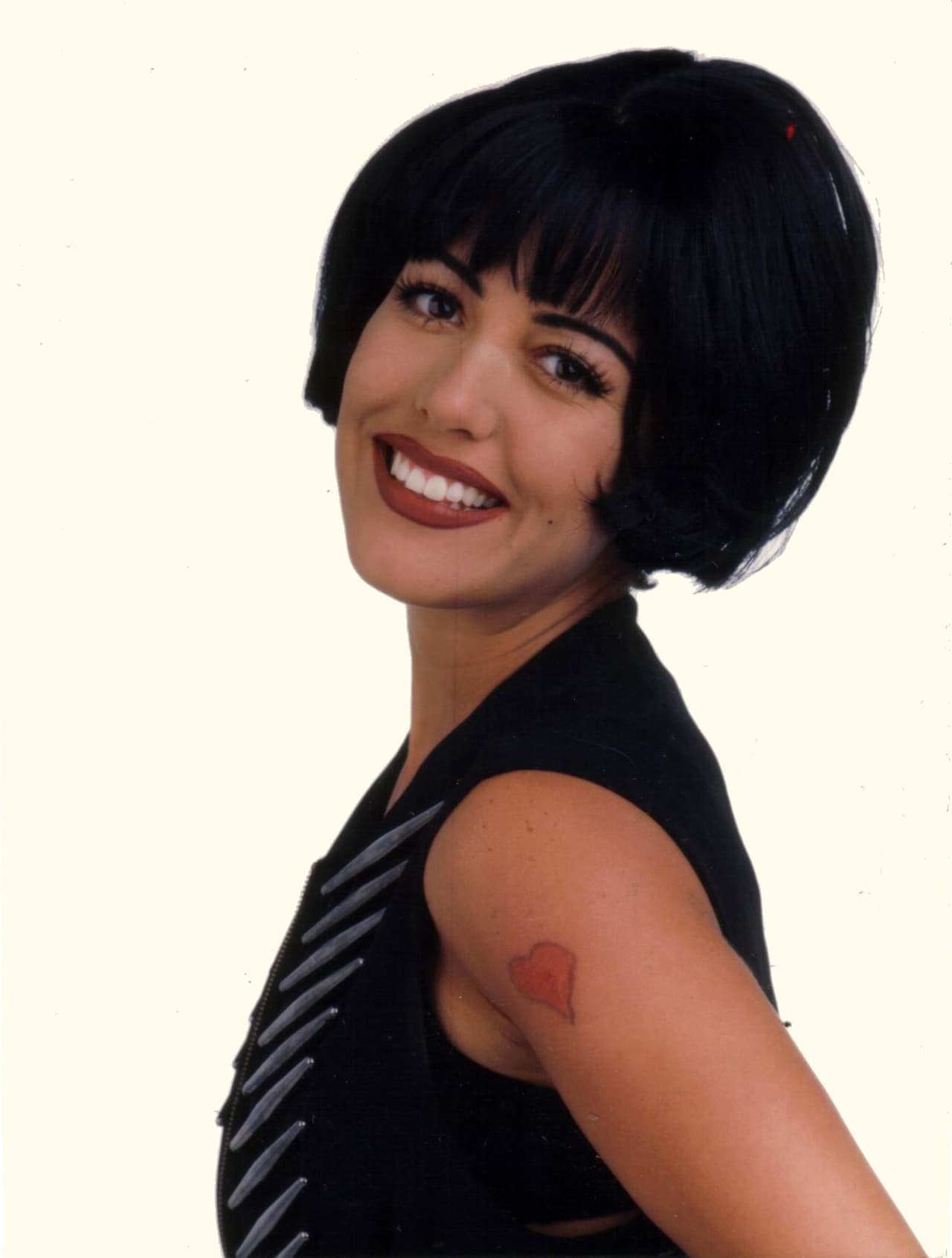 Antes, Salas ya había padecido la muerte de su tía Viridiana 
<b><a href="https://www.univision.com/famosos/no-lo-pude-ir-a-despedir-stephanie-salas-recuerda-como-su-madre-sylvia-pasquel-le-oculto-que-su-papa-habia-muerto-fotos" target="_blank">y la de su padre, Miguel Salas. </a></b>
<br>