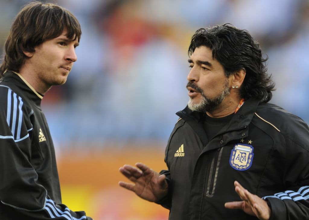 Así instruía Maradona a Messi antes del duelo ante Alemania en el Mundial de 2010.