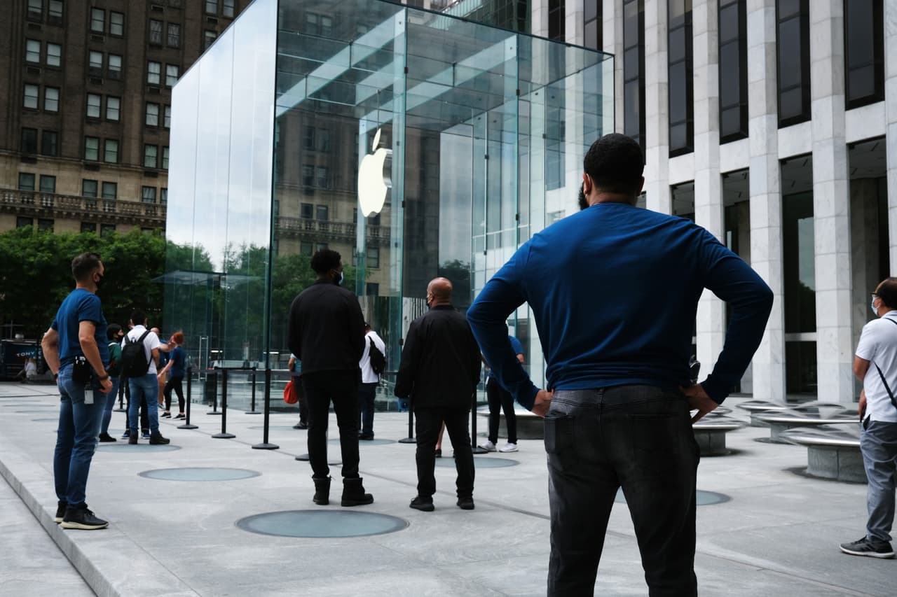 La tienda de Apple en la 5 avenida abrió esta semana, luego de permanecer cerrada desde marzo por la pandemia de coronavirus. Apple abrió esta semana sus tiendas en varias ubicaciones en Manhattan, Brooklyn, Queens y Staten Island. La tienda en el World Trade Center permance cerrada.