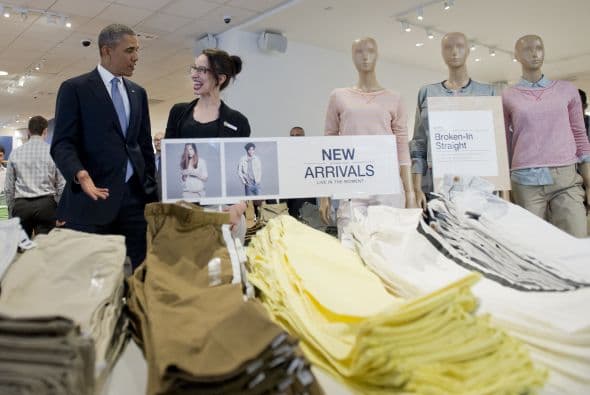 También eligió una prenda con rayas blancas y azules y otra en coral vivo, que es uno de los tonos más de moda esta temporada.