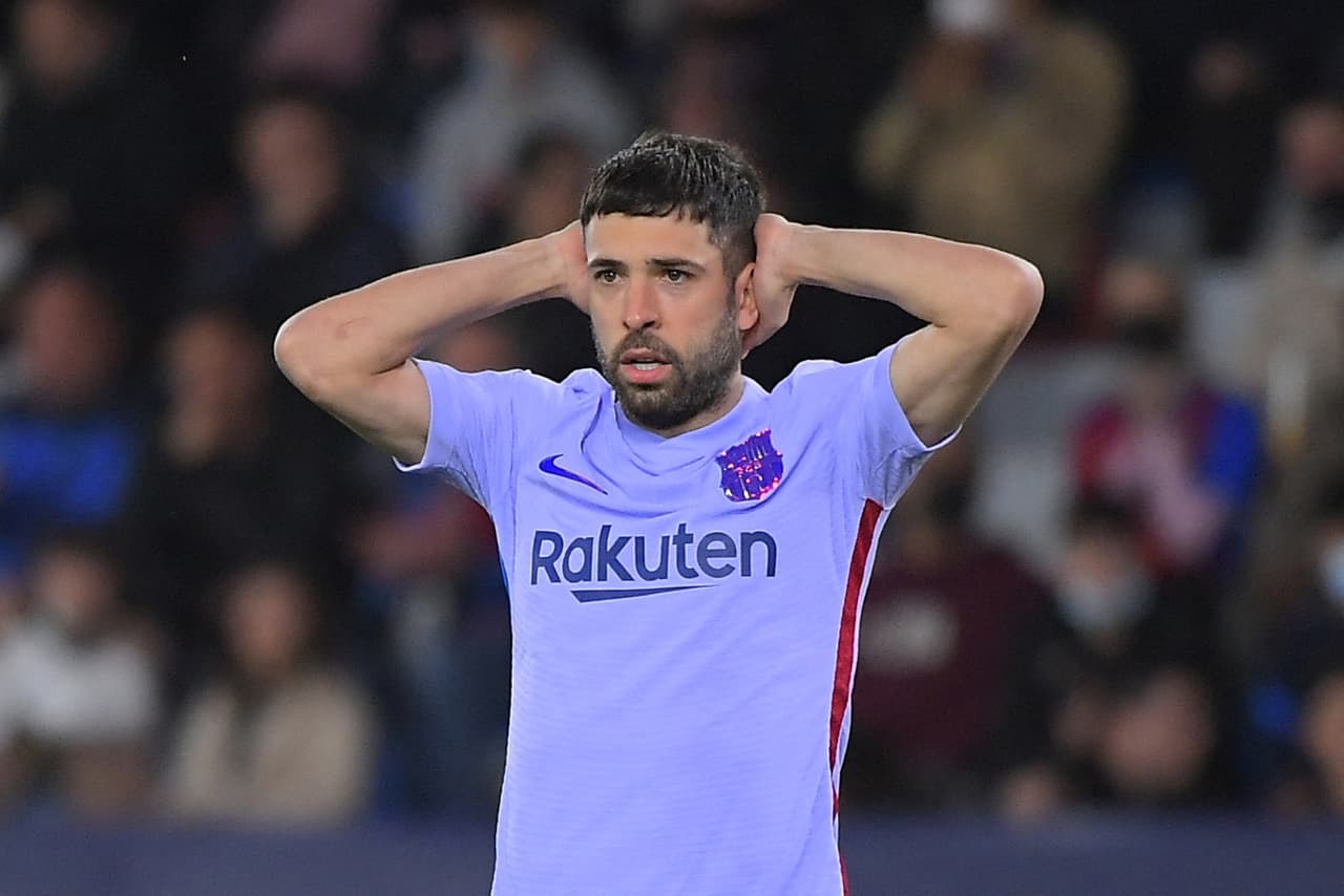 Barcelona venció al Levante con anotaciones de Pierre-Emerick Aubameyang, Pedri y Luuk de Jong; por los locales marcaron Morales y Melero, ambos por la vía del penal. Si bien anotaron dos tantos desde los 11 pasos, los granotas falllaron uno.