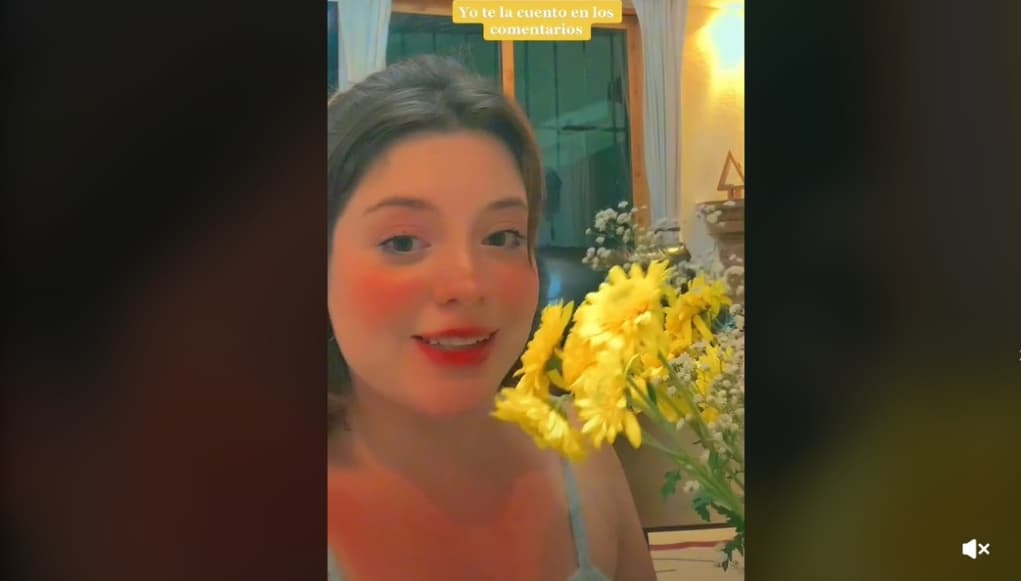 Varias Tiktokers explicaron el misterio de las flores amarillas