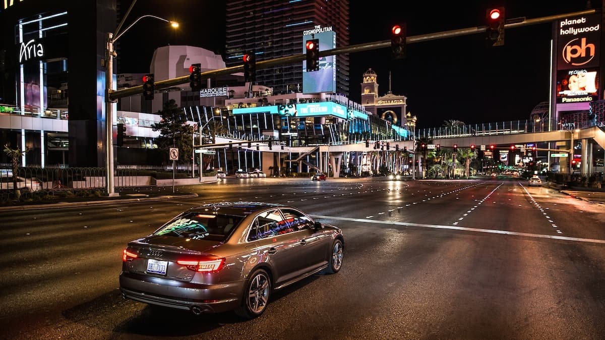 Este
<a href="http://www.univision.com/noticias/autos/el-nuevo-sistema-de-audi-conecta-al-auto-con-los-semaforos-de-tu-ciudad-video" target="_blank">sistema de comunicación entre vehículo e infraestructura</a> (V2I) transmite la información de la red de semáforos a un servidor mantenido para Audi por la compañía Traffic Technology Services, el cual
<b>la repite a los vehículos Audi compatibles con la tecnología</b> a través de una conexión de data celular 4G LTE.