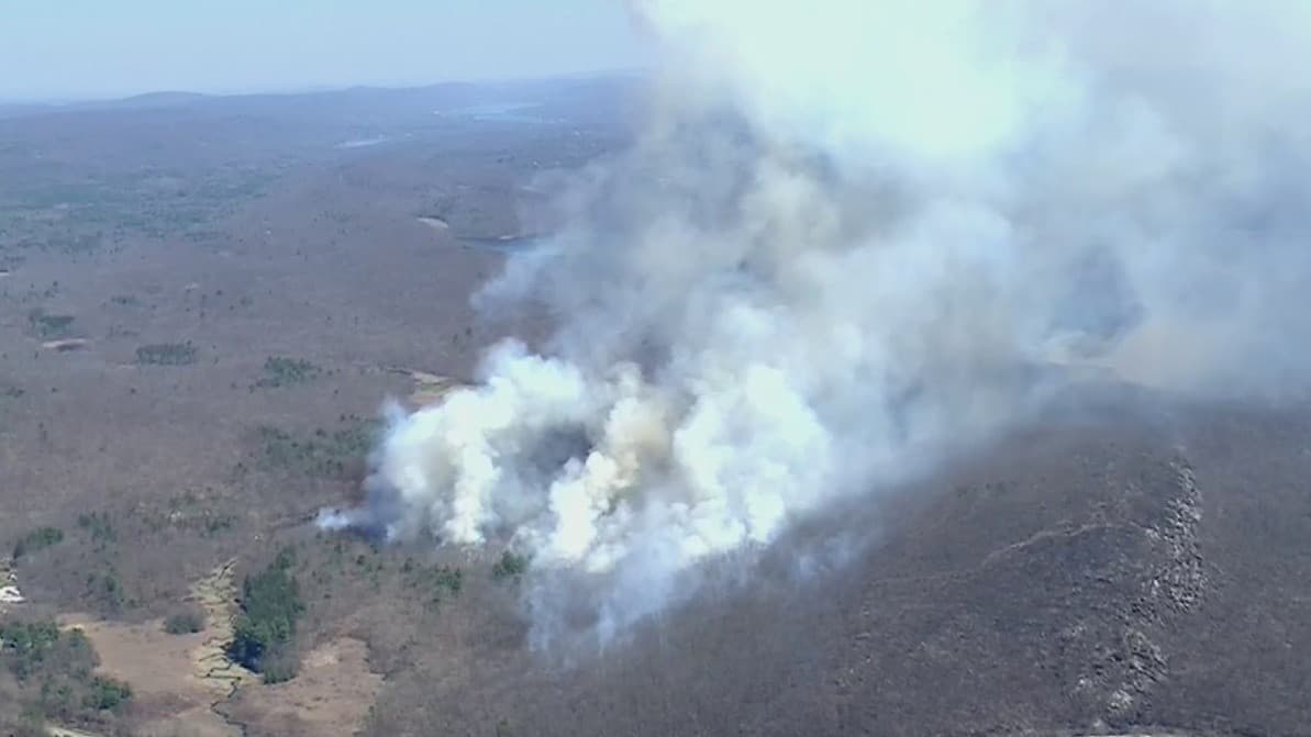 Incendio forestal en West Milford en NJ consume más de 700 acres; amenaza a viviendas