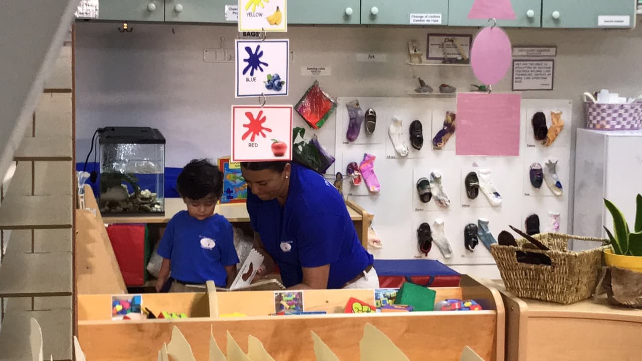 Joshua comenzó a descubrir poco a poco todos los objetos que había para aprender y jugar en el salón de clases.