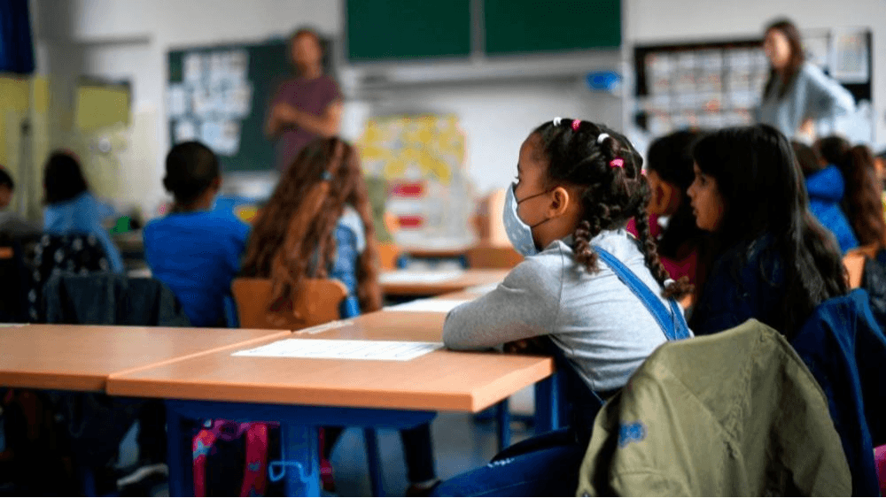 Pensilvania relaja las pautas de distanciamiento social para los estudiantes en los salones de clase