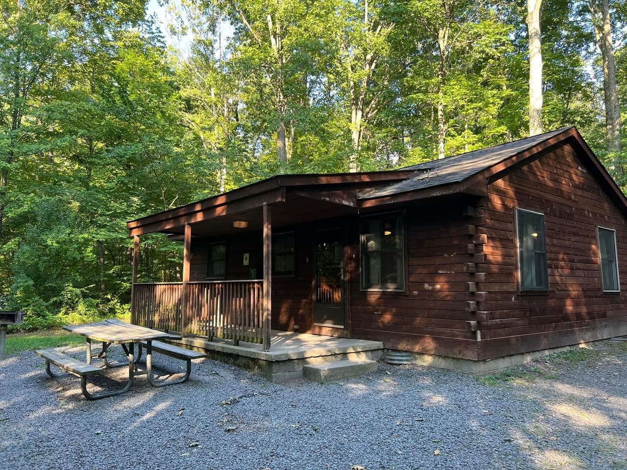 <b><a href="https://www.dcnr.pa.gov/StateParks/FindAPark/NockamixonStatePark/Pages/Stay.aspx">Nockamixon State Park</a></b>. Ubicadas en el lado sur del lago Nockamixon, diez cabañas modernas están disponibles para alquilar durante todo el año. Cada cabaña contiene una sala de estar amueblada, cocina, comedor y baño con ducha. La cocina tiene un refrigerador, estufa y microondas. Afuera hay un anillo para fogatas, una parrilla y una mesa de picnic. Estas cabañas con calefacción eléctrica tienen dos dormitorios (para seis) o tres dormitorios (para ocho).
<br>
<br>
<b><a href="https://goo.gl/maps/uhbBif53yrCf8xaP8">Cómo llegar</a></b>