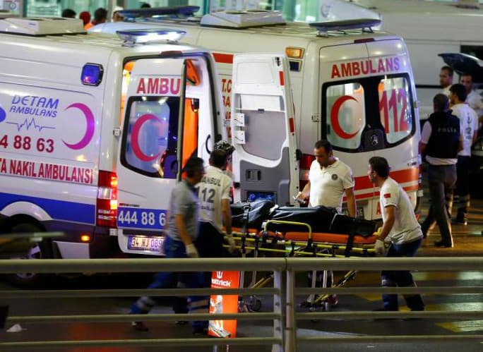 Ataque en Estambul: Trump pide proteger EEUU y Clinton acción internacional