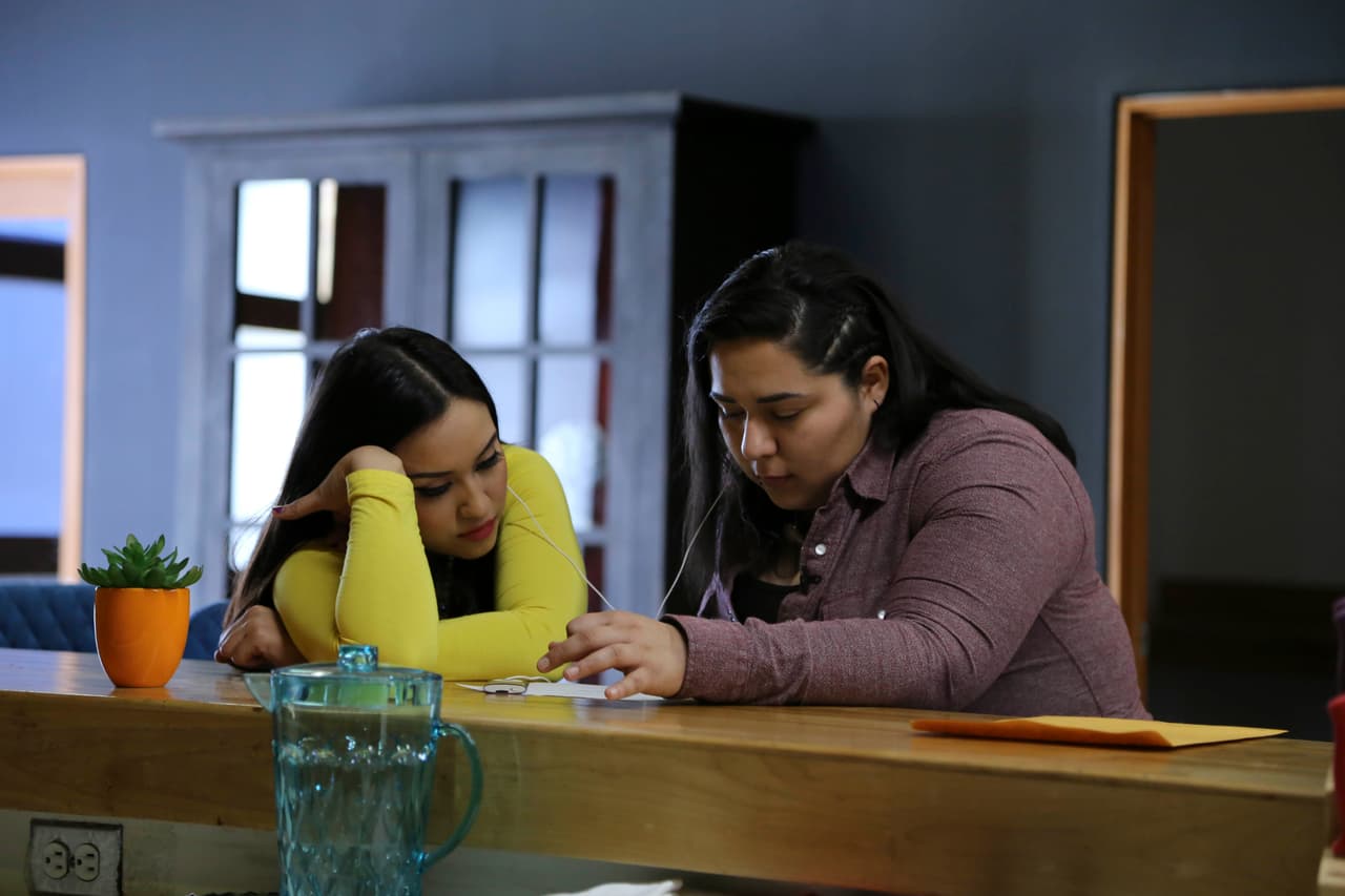 Marisela y Régulo Caro fueron invitados por los capitanes de los equipos para compartir sus conocimientos con las chicas, pero antes, ellas tuvieron que mostrarles su talento.