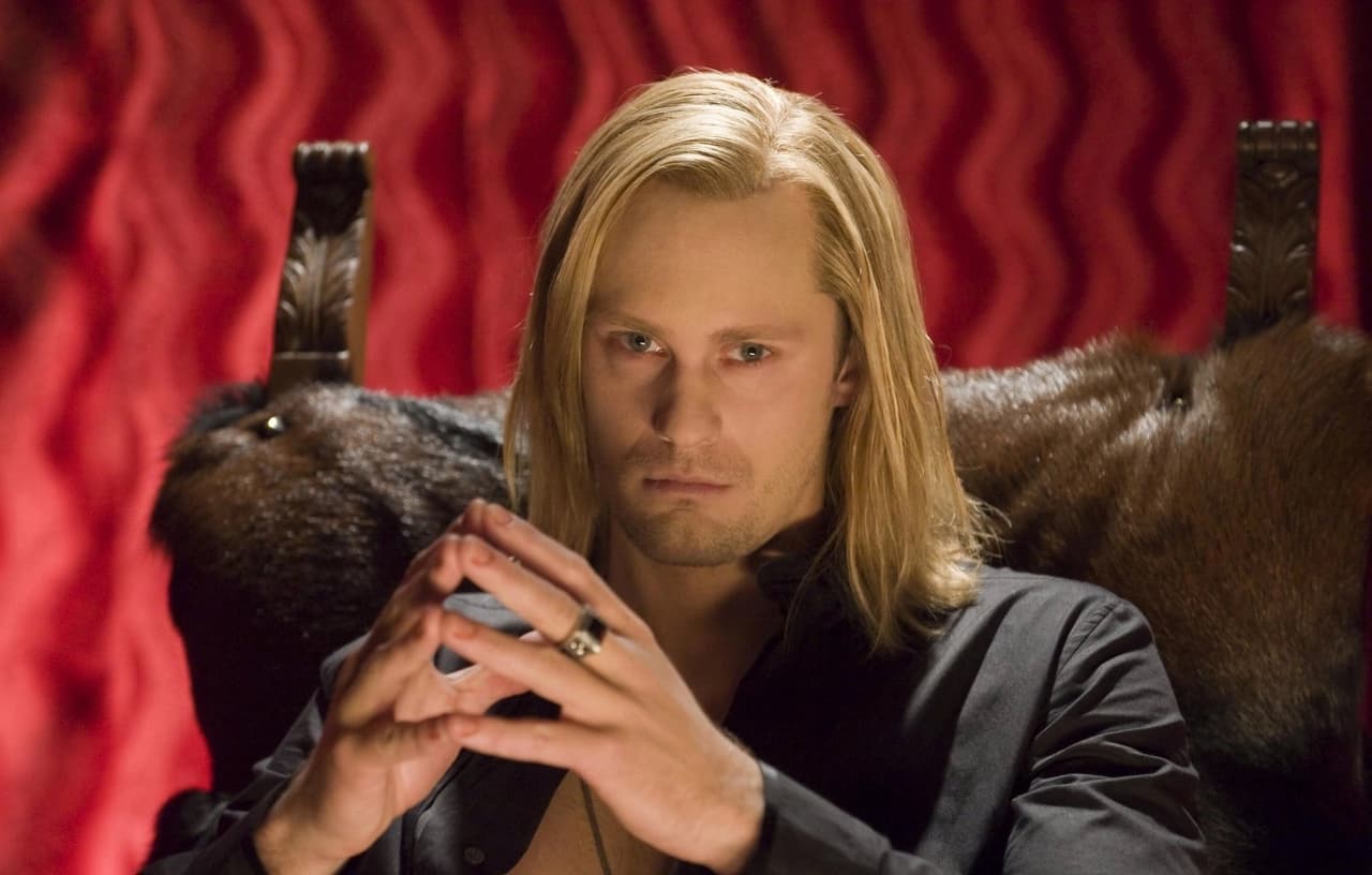 <b>Eric Northman- 'True Blood'</b>
<br>Él inició su carrera en su natal Suecia; sin embargo uno de los primeros personajes que realizó en su llegada a Estados Unidos fue en la serie 'True Blood' como el vampiro Eric Northman.