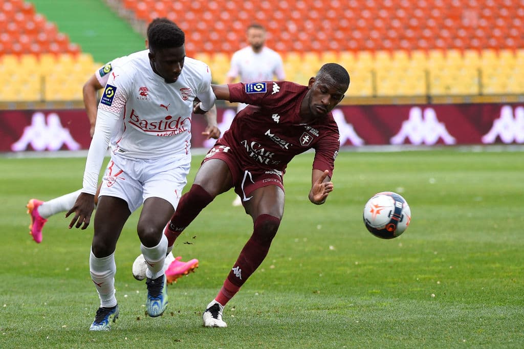 Nimes golea a Metz 3-0 durante la fecha 36 de la Ligue 1. Fomba, Ripart de penal y Ferhat le dan la victoria al equipo visitante y suma tres puntos.