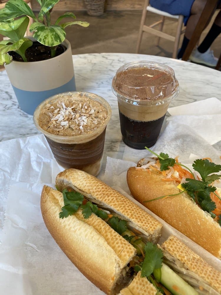 <b>Càphê Roasters</b>
<br>Dirección: 3400 J St G1 Philadelphia, PA 19134
<br>Teléfono: (215) 690-1268
<br>Sitio web:
<a href="https://www.capheroasters.com">https://www.capheroasters.com</a>
<br>
<br>
<a href="https://www.yelp.com/map/c%C3%A0ph%C3%AA-roasters-philadelphia"><b>Cómo llegar</b></a>
<br>
<br>Un usuario de Yelp dijo que “tienes que venir aquí si eres aficionado al café”.