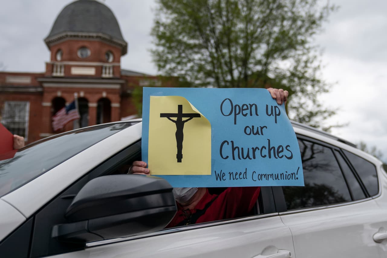 En Annapolis, Maryland, un manifestante conservador pidiendo que reabran las iglesias, uno de los lugares donde el virus se puede contagiar con mayor facilidad, de acuerdo con expertos sanitarios.