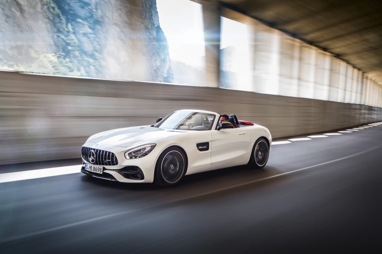 El Mercedes-AMG GT Roadster 2018 llega para subsanar la carencia de un roadster en la línea de super autos de Mercedes-Benz.