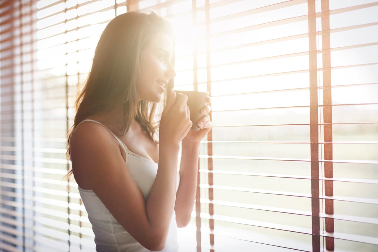Mujer tomando café en la mañana