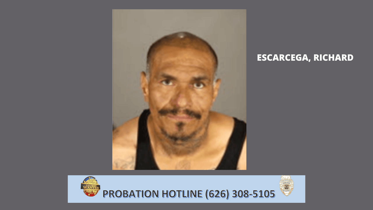 <b>Richard Escárcega</b> es un pandillero documentado y tiene un extenso historial criminal. Sus condenas incluyen robo, hurto menor, agresión, posesión de sustancias controladas, robo, recepción de bienes robados, posesión de armas en prisión, robo de vehículos, resistencia a un oficial de paz y violencia doméstica. Ha servido en varios estados penas de prisión, siendo la más larga una pena de 4 años por robo. Escárcega fue liberado del estado prisión a la supervisión del Departamento de Libertad Condicional del Condado de Los Ángeles el 17 de diciembre de 2019.
<br>
<b>Marcas/características distintivas</b>: Tatuajes en pecho, cuello, ambos brazos, mano izquierda, hombro.
<br>Pandilla: SOUTHERN REGION HISPANIC
<br>Fue visto por última vez en área de Pico Rivera.