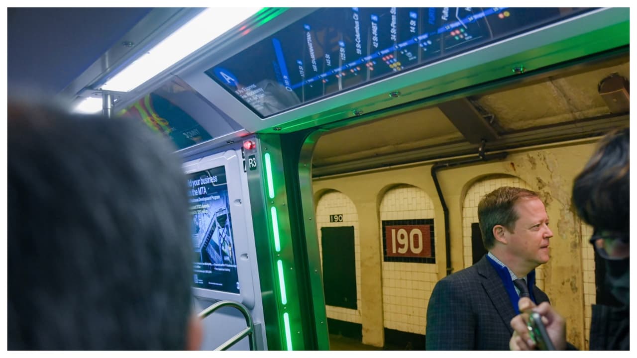 Los R211 cuentan
<b> con puertas más anchas,</b> lo que facilitará el acceso de más personas en menos tiempo, e incluso hará más cómodo el viaje a personas con desafíos de movilidad.