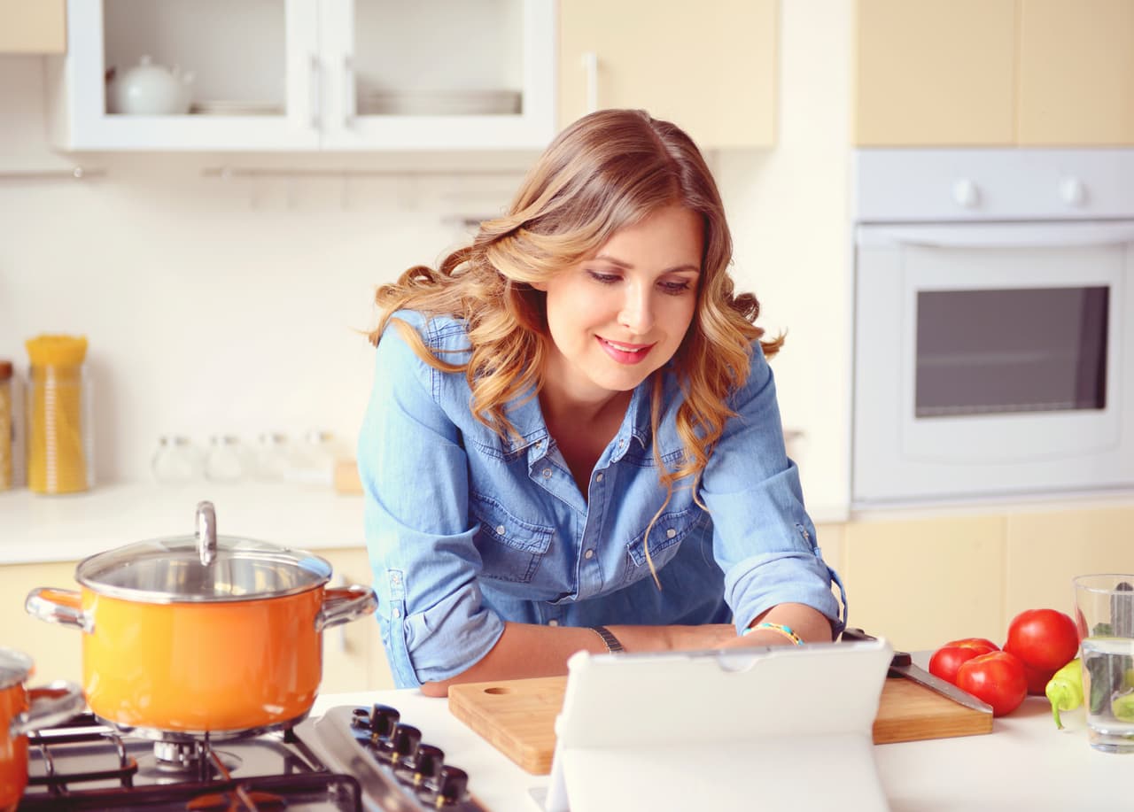 Si nunca lo hiciste antes, puedes ver un tutorial en YouTube para aprender a cortar el hinojo, ya que la primera vez puede ser algo difícil. Ten en cuenta que es necesario obtener láminas finas para que la receta funcione.