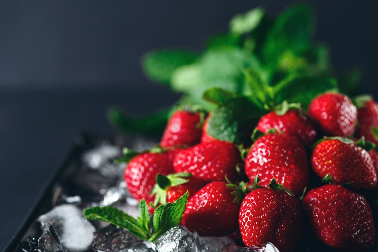 Fresas marinadas con menta. Una forma súper fácil de darle un giro a las típicas fresas con crema. Tanto esta próxima receta como la anterior forman parte de Eatiquette, programa de la Fundación Vetri dedicado a proveer recetas saludables para niños.