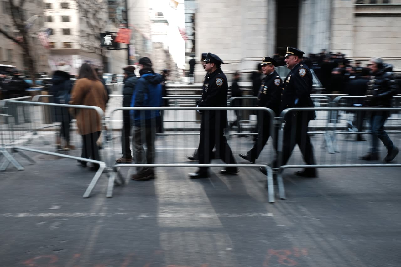 La familia del oficial Rivera pudo estar un tiempo a solas en la catedral, antes de que comenzara el velorio público, a partir de la 1 de la tarde.